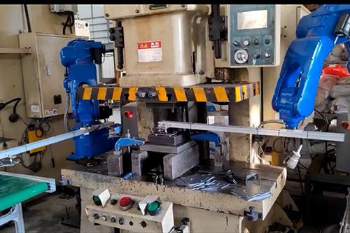 Robot Chikal para máquina de estampación