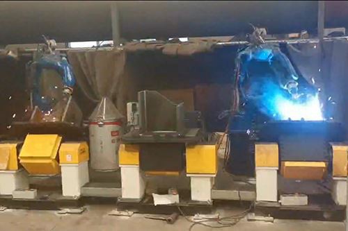 4 unidades de robots de soldadura Chikal con 8 unidades de posicionadores de ...