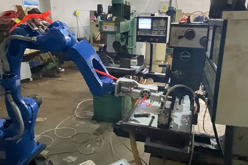 Robot de manipulación Chikal en pequeña fábrica